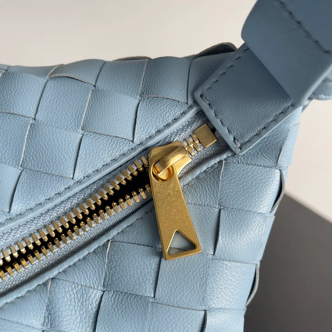 Batch 1360 It is predicted that BV Bottega’s lunch bag will be popular again this year. The entire bag is made of top nappa lambskin, which is very soft and lightweight. It also uses the intrecciato weaving process that the two founders spent several months developing from the beginning of the brand. It is completely hand-woven by Italian craftsmen. It perfectly reflects the craftsmanship of Bottega. The entire bag shape is also a very practical and popular lunch box bag type. The slightly curved arc of the bag mouth can also better fit our wrists. Style number: 754443 Size: 22*13*9